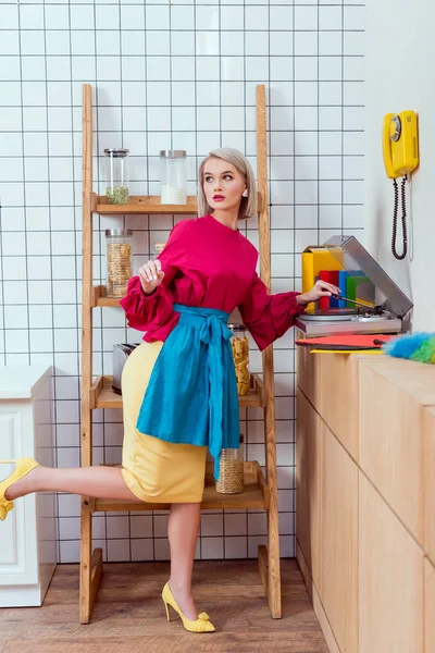 Hermosa Ama Casa Ropa Colorida Escuchando Música Vinilo Tocadiscos Posando — Foto de Stock