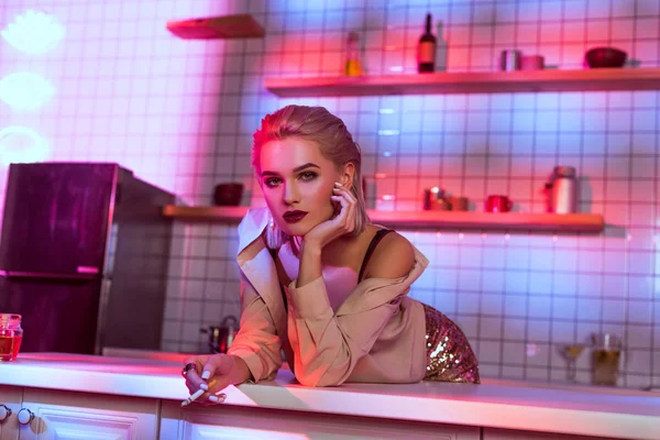 Beautiful Elegant Woman Leaning Kitchen Counter Looking Camera Smoking Cigarette — Stock Photo, Image