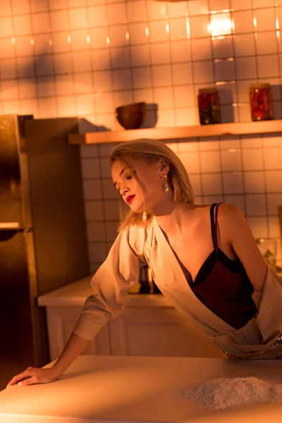 Selective Focus Elegant Housewife Leaning Counter While Cooking Kitchen Orange — Stock Photo, Image