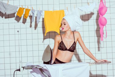 havlu ve banyo Ütü sırasında Ciklet Şişirme iç çamaşırı güzel ev kadını