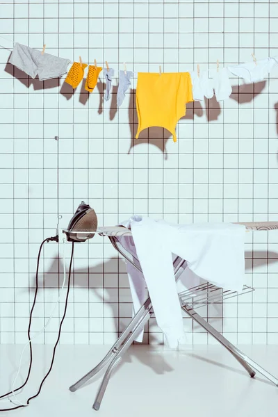 Wiszące Ubrania Deska Prasowania Białe Płytki Tle Łazience — Zdjęcie stockowe