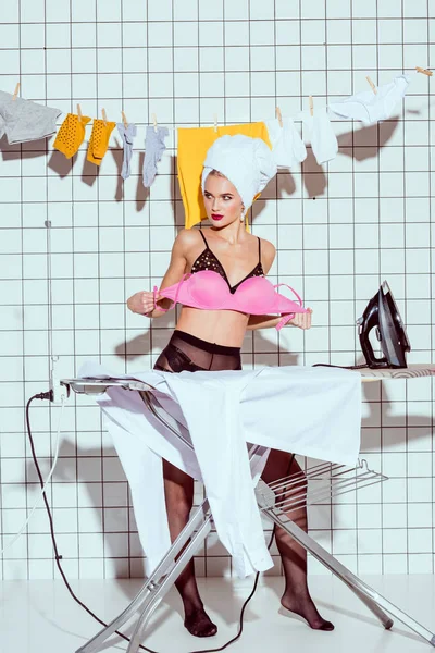 Bela Dona Casa Toalha Lingerie Segurando Sutiã Durante Engomadoria Banheiro — Fotografia de Stock