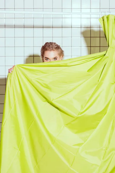 Ung Kvinna Gömmer Sig Bakom Grön Gardin Med Kopia Utrymme — Stockfoto
