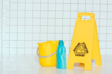 ekipman ve 'dikkat' işaret içinde banyo temizlik seçici odak