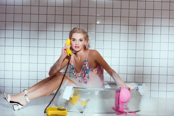 Frumoasă Femeie Tânără Cadă Spălat Vorbind Telefon Retro Uitându Camera — Fotografie, imagine de stoc