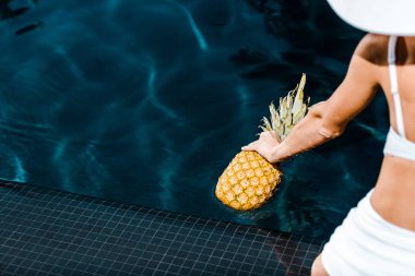 kısmi ananas yakınındaki Yüzme Havuzu ile poz kız görünümünü