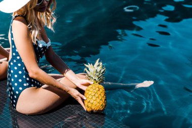 yüzme havuzu yanında tatlı ananas ile poz kız görünümünü kırpılmış