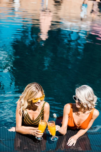 Atractiva Rubia Pin Niñas Relajarse Piscina Con Vasos Jugo Naranja — Foto de Stock