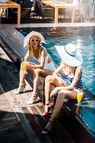 Красивые Счастливые Женщины Расслабляются Бассейна Коктейлями — стоковое фото