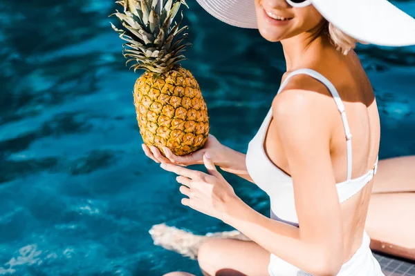 Beskuren Bild Kvinna Badkläder Poserar Med Ananas Nära Poolen — Stockfoto