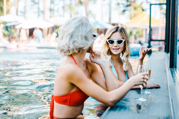 Blonde Women Sunglasses Resting Swimming Pool Champagne Glasses — Stock Photo, Image
