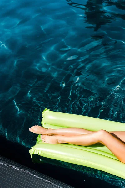 Vista Recortada Piernas Femeninas Colchón Inflable Verde Piscina —  Fotos de Stock