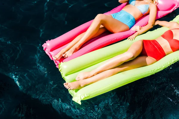 Vista Recortada Las Niñas Tomando Sol Colchones Inflables Piscina — Foto de Stock