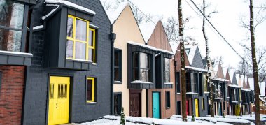soğuk kış kar yerde ile süslü modern evler 