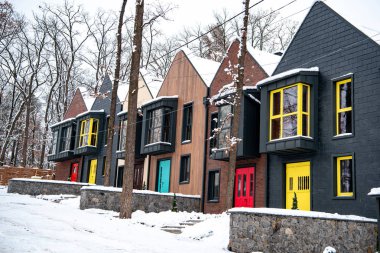 yerde kar ile soğuk kışın şık modern binalar 