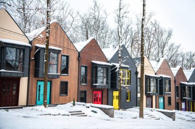 çatılarda kar ile soğuk kışın süslü modern binalar