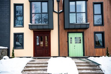 Kış kapı ve pencerelerin ile şık modern evler 
