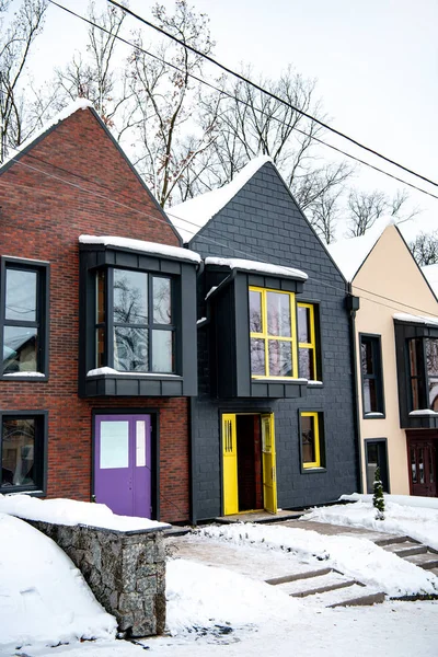 Stijlvolle Moderne Huizen Koude Winter Met Sneeuw Grond — Stockfoto
