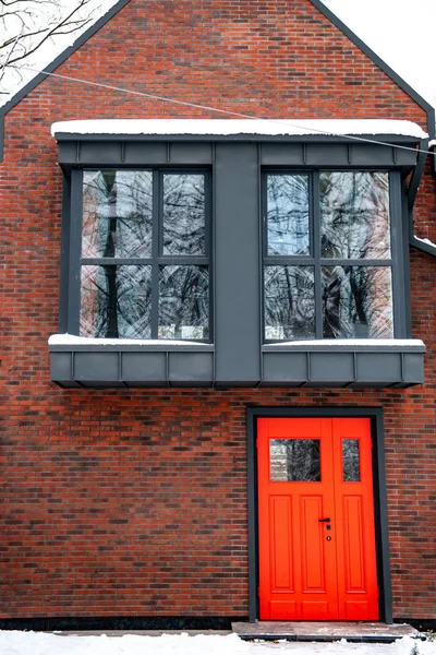 Schickes Modernes Gebäude Mit Roter Tür Und Fenstern — Stockfoto