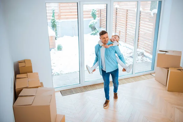 Cheerful Father Carrying Back Cute Daughter While Walking New Home — Stock Photo, Image