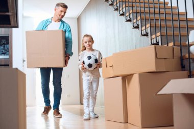 mutlu baba kızı futbol ile yakınındaki yürürken kutusu holding