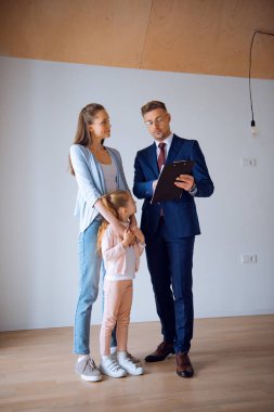 mutlu anne kucaklama kız broker yakın dururken 