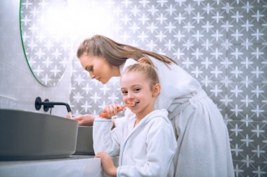 şirin çocuk banyo bornoz anne yakınındaki diş fırçalama 