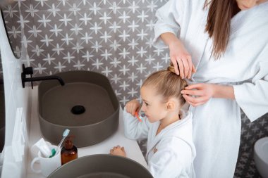 saç sevimli fırçalama diş banyo elbise içinde dokunmadan anne görünümünü kırpılmış 