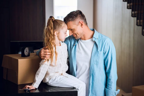 Heureux Père Étreignant Fille Souriant Dans Nouvelle Maison — Photo