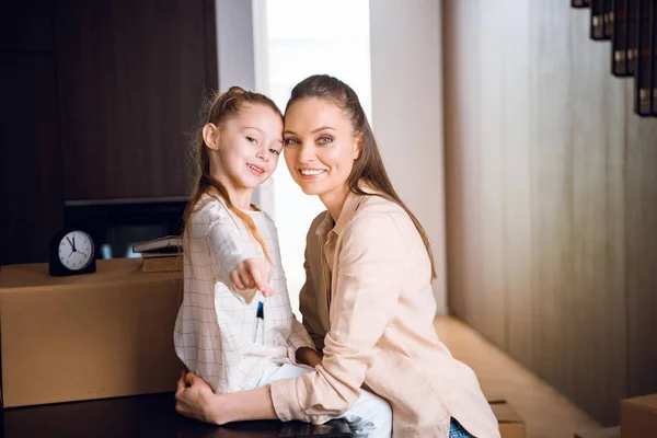 Glimlachend Kind Houden Van Sleutels Knuffelen Met Gelukkige Moeder — Stockfoto