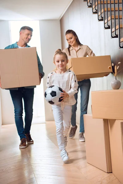 neşeli çocuk futbol kutuları arka plan üzerinde mutlu anne ile tutarak seçici odak 