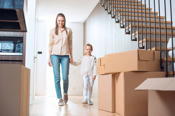 çekici anne tutuşup yeni ev kızı ile seçici odak 