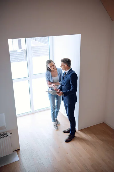 Knappe Makelaar Permanent Met Aantrekkelijke Vrouw Kamer — Stockfoto