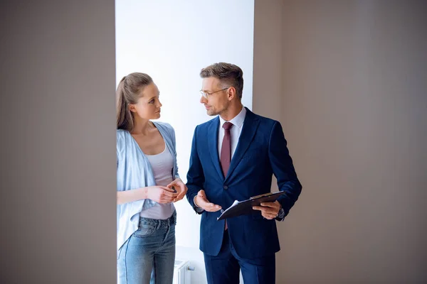 Handsome Broker Looking Beautiful Woman While Standing Room — Stock Photo, Image