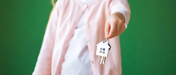 Cropped View Kid Holding House Shaped Key Chain Isolated Green — Stock Photo, Image