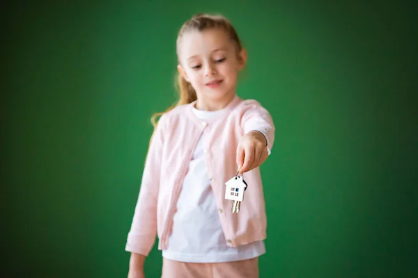 Selective Focus Kid Holding House Shaped Key Chain Green Background — Stock Photo, Image