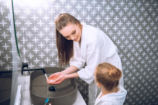 Hermosa Madre Mirando Hija Bata Baño Mientras Está Pie Baño — Foto de Stock