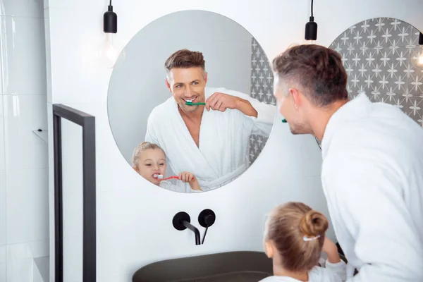 Pai Feliz Filha Escovando Dentes Roupões Banho Casa — Fotografia de Stock