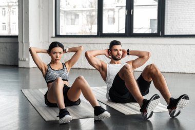 ABS yapıyor sportif genç çift yoga paspaslar spor salonunda egzersiz