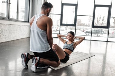 erkek eğitim genç sporcumuz ABS egzersiz jimnastik salonu yapmak yardım