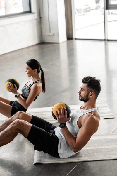 Vista Ángulo Alto Pareja Joven Atlética Sosteniendo Pelotas Medicina Haciendo — Foto de Stock