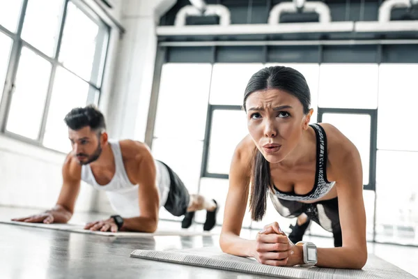 Sportif Kız Erkek Spor Salonunda Yoga Paspaslar Üzerinde Tahta Egzersiz — Stok fotoğraf