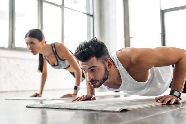 Stilig Ung Man Och Sportig Tjej Gör Push Ups Yogamattor — Stockfoto