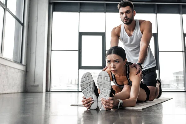 Genç Sportif Kadınla Spor Salonunda Yoga Mat Germe Egzersiz Eğitmen — Stok fotoğraf