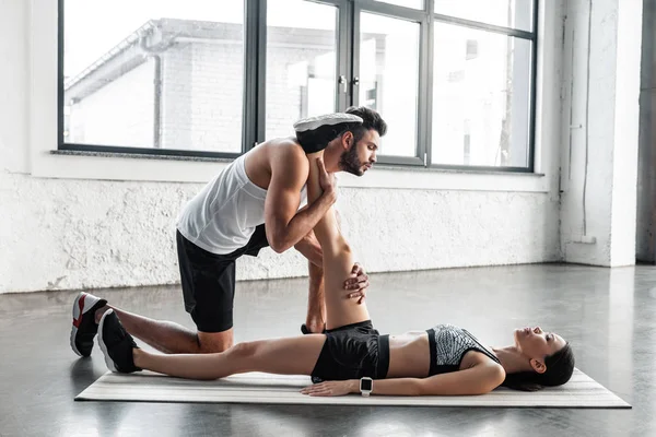 Side View Muscular Man Helping Young Sportswoman Stretching Leg Yoga — Stock Photo, Image