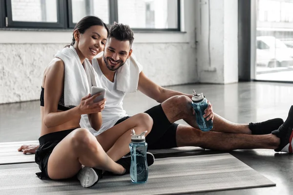 Happy Sporty Young Couple Resting Yoga Mats Using Smartphone Together — Stock Photo, Image