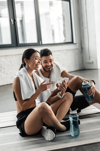 Glückliches Sportliches Junges Paar Nutzt Smartphone Gemeinsam Auf Yogamatten Fitnessstudio — Stockfoto