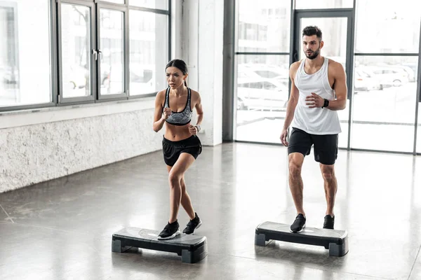 Jovem Muscular Bela Menina Desportiva Exercitando Juntos Plataformas Passo Ginásio — Fotografia de Stock