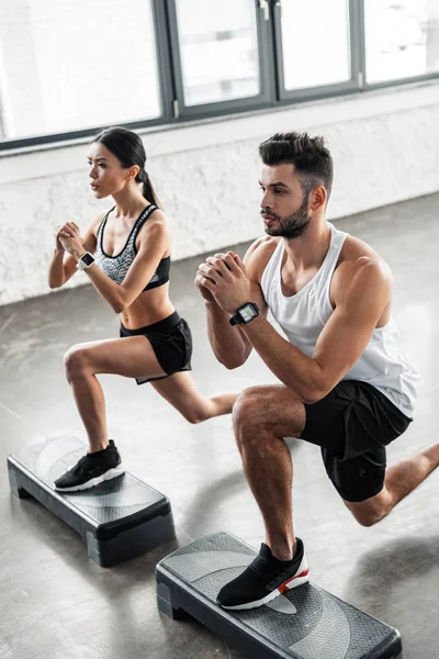 High Angle View Concentrated Young Couple Exercising Step Platforms Looking — Stock Photo, Image