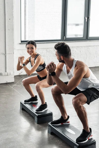 Young Man Woman Sportswear Smiling Each Other While Training Step — Stock Photo, Image